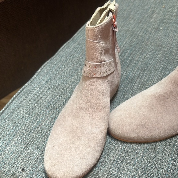 Brand new suede boots never worn ! Size 8 - Picture 2 of 3